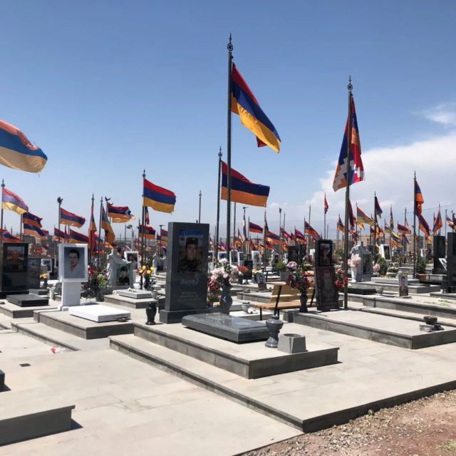 Nous nous sommes rendus sur la colline des héros, au cimetière de Yeraplur, pour fleurir quelques tombes et nous recueillir en hommage à tous ceux qui se sont sacrifiés pour que vivent le peuple arménien et l'Arménie.