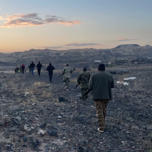 Charjoum, grâce à vos dons et à votre mobilisation massive, a pu soutenir et continuera de soutenir l’autodéfense organisée par le peuple arménien. 

La protection des frontières arméniennes, plus que jamais menacées par l'etat azéri et turc, est la principale préoccupation du peuple arménien qui n’a pas d’autre choix que d’endosser la voie de la lutte pour assurer sa survie.
L’empiètement de l’Azerbaïdjan sur le territoire souverain de l’Arménie, les attaques quotidiennes, les crimes commis contre la population arménienne, et de manière générale la volonté d’extermination de ces États fascistes et impérialistes ne permettent pas aux Arméniens d’espérer vivre sereinement sans lutter. L’enclavement de l’Artsakh et les menaces pesant sur le Syunik en sont malheureusement les preuves récentes.
Les défaillances et l’incapacité de l’État arménien à assurer la protection de son territoire et de sa population obligent le peuple arménien à organiser sa propre défense. 
Ce ne sont pas moins de 5 bataillons de volontaires qui ont été aidés durant les 3 derniers mois par l’achat d’équipements techniques, en fonction de leurs besoins et de la réalité militaire du terrain. Des centaines de trousses médicales complètes, des drones, des visions thermiques, des uniformes, des sacs de couchage, des panneaux solaires, des sacs à dos, des jumelles, des radios, des filets de camouflage, etc… ont pu être fournis à ces bataillons. Notre volonté est toujours d’apporter l’aide la plus concrète et la plus nécessaire qui soit. 
Nous continuerons à apporter notre soutien à ces bataillons tant que la survie du peuple arménien, de son territoire et de son État seront menacés.
📸 @6pvn_